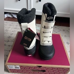 NWT never worn Vans MTE snow boots 7.5